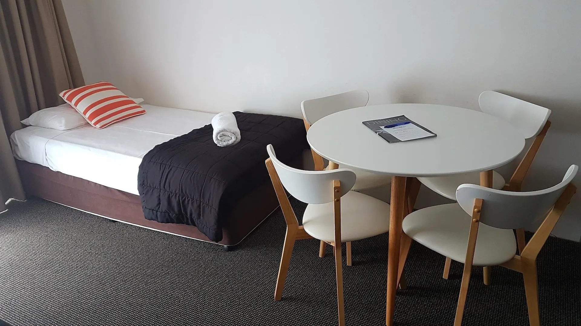 Outrigger Burleigh Hotel Gold Coast 3*,