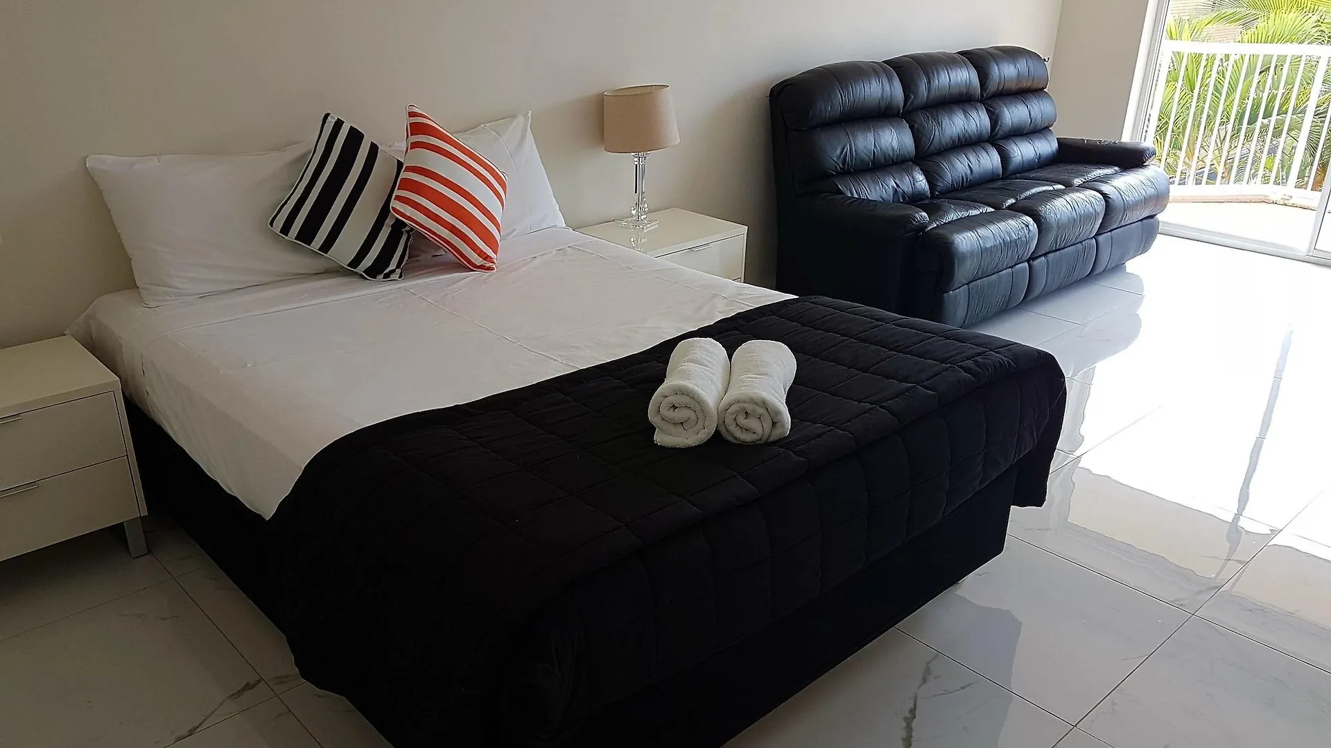 Outrigger Burleigh Hotel Gold Coast 3*,