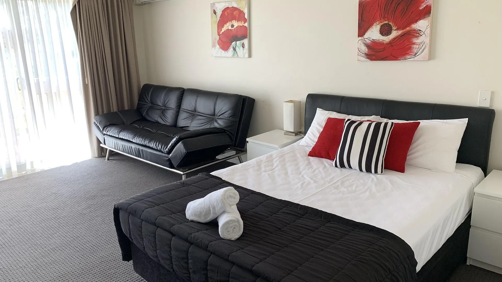 Outrigger Burleigh Hotel Gold Coast 3*,
